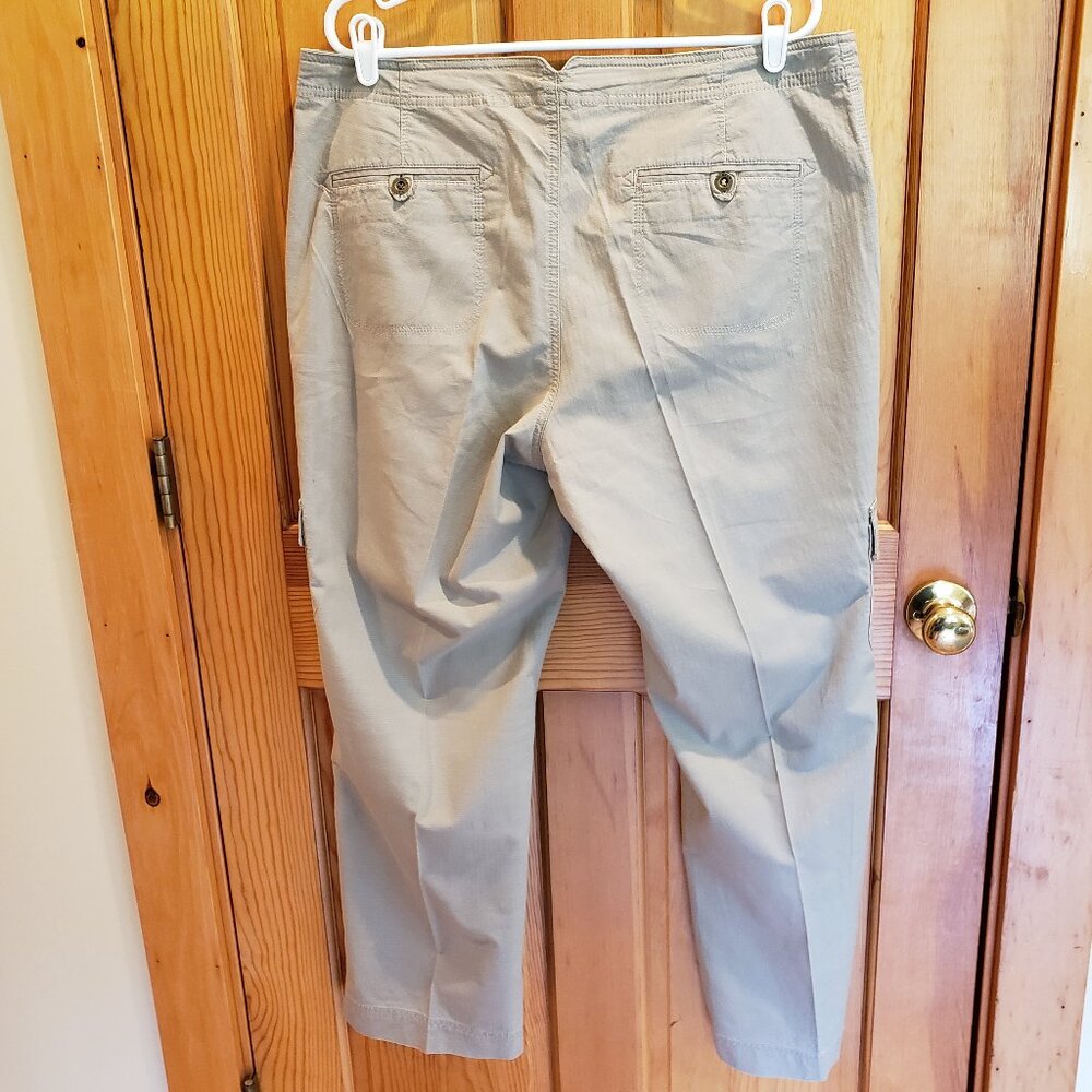LL Bean Favorite Fit Women's Convertible Straight Leg Cargo Pants, Size: 16 Reg - Picture 6 of 16